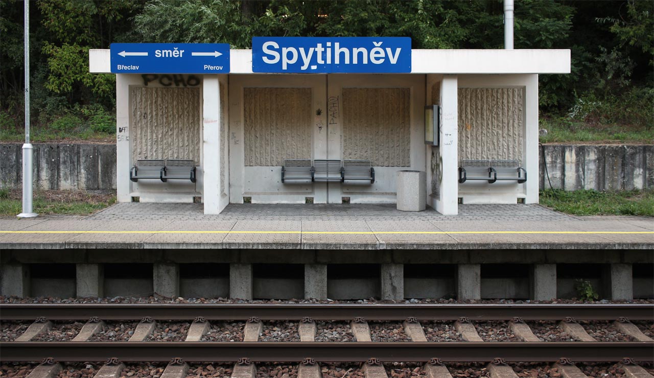 Robustní přístřešek zastávky Spytihněv nahradil starší a romantičtější čekárnu. Robustní přístřešek zastávky Spytihněv nahradil starší a romantičtější čekárnu.