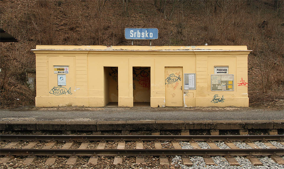 V roce 2017 dýchala z čekáren a bývalé pokladny na nástupišti v Srbsku ještě atmosféra před sto léty zaniklého císařství. V roce 2017 dýchala z čekáren a bývalé pokladny na nástupišti v Srbsku ještě atmosféra před sto léty zaniklého císařství.