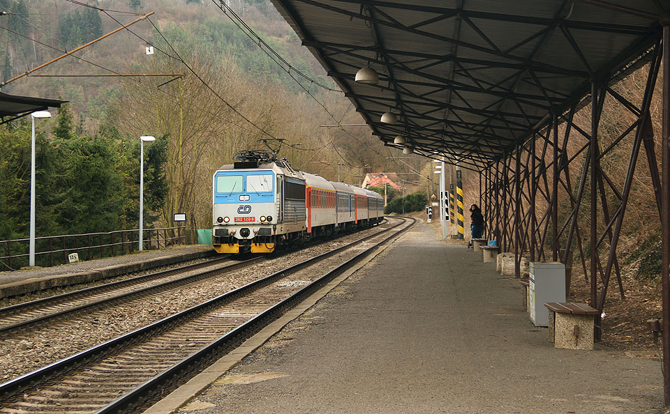 Přibližně 5 minut zpožděný Rx 760 Vyšehrad z Prahy do Chebu projíždí železniční zastávkou Srbsko.