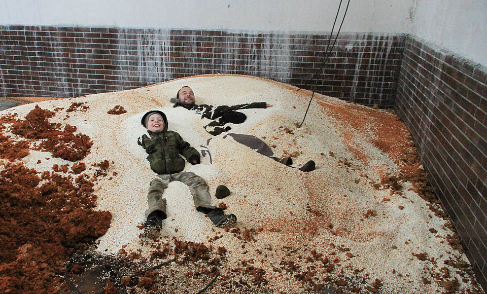 Skrývají se tu i jiná překvapení - třeba ve hromadě bílých kuliček z neznámé izolační nebo filtrační hmoty se lze potápět jako ve vodě. Skrývají se tu i jiná překvapení - třeba ve hromadě bílých kuliček z neznámé izolační nebo filtrační hmoty se lze potápět jako ve vodě.