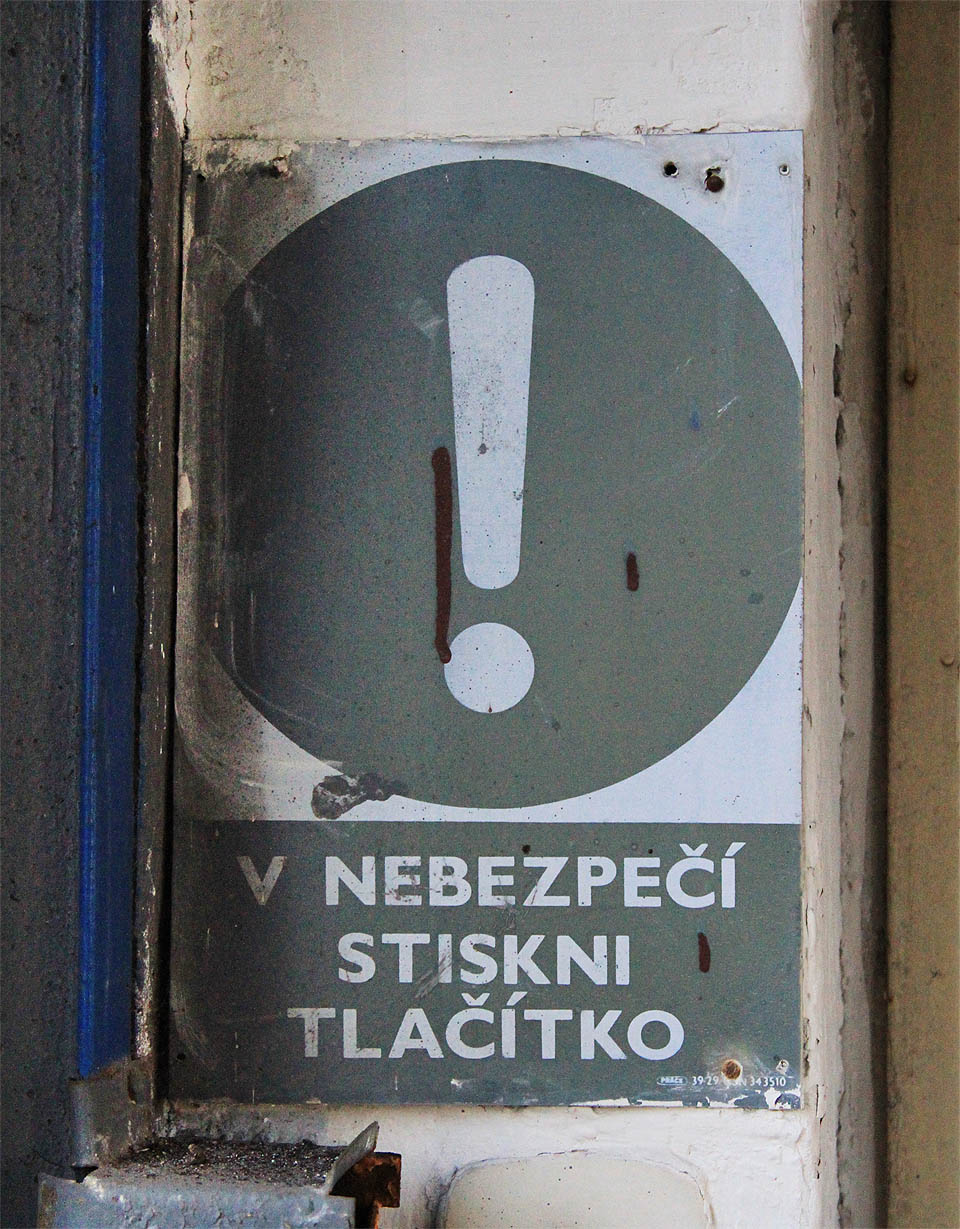 Stáčírna se sice nachází ve velkém nebezpečí, ovšem tlačítko jsme nikde nenalezli. Stáčírna se sice nachází ve velkém nebezpečí, ovšem tlačítko jsme nikde nenalezli.