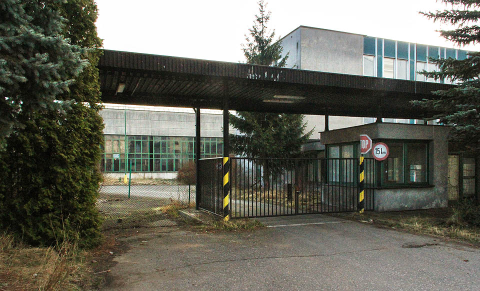 Za chladného rána, ještě před východem slunce, se lze opatrně protáhnout branou do zpustlého areálu stáčírny Ida. Za chladného rána, ještě před východem slunce, se lze opatrně protáhnout branou do zpustlého areálu stáčírny Ida.