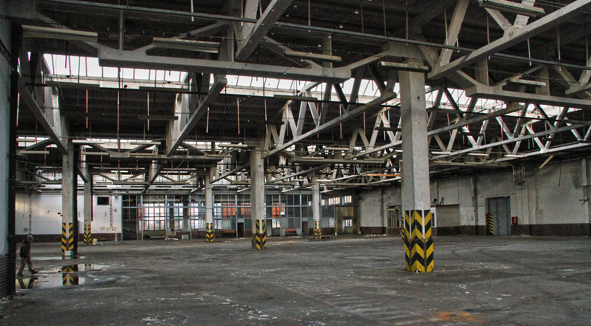 Z této haly vyjížděly v průměru tři lahve kvalitní minerálky pro každého obyvatele Česka ročně. Z této haly vyjížděly v průměru tři lahve kvalitní minerálky pro každého obyvatele Česka ročně.