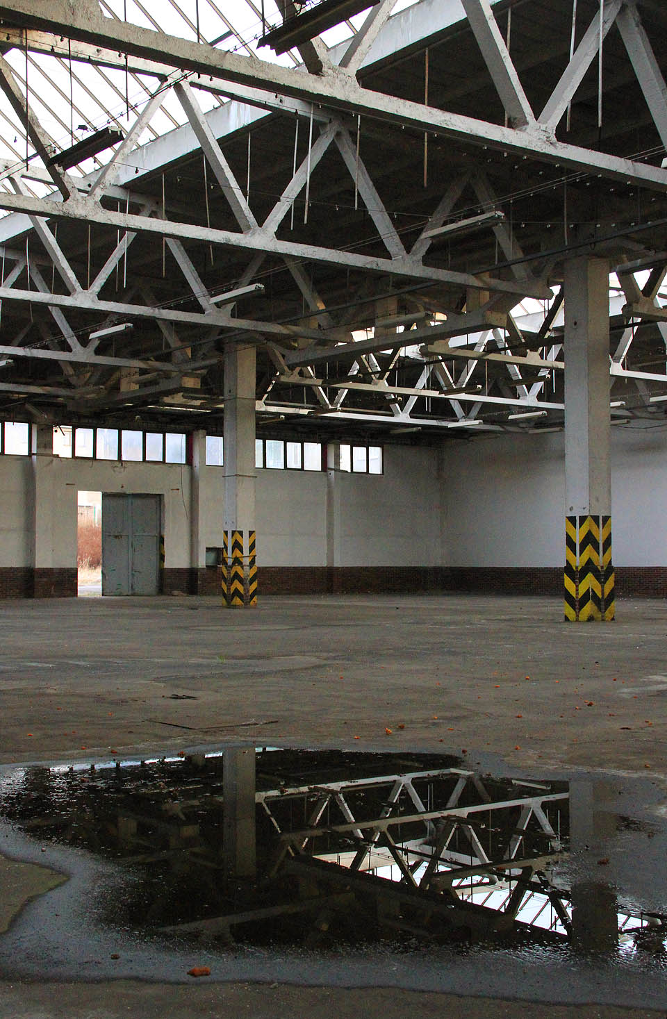 Voda na podlaze stáčírny je dnes naprosto neminerální. Voda na podlaze stáčírny je dnes naprosto neminerální.