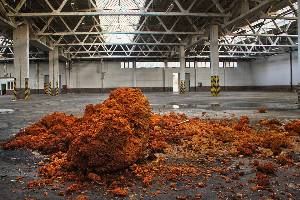 Že by hromada realgaru a orpimentu vzniklých separací arzénu z minerální vody? Možná, že by se tu našly i drahocenné krytsaly… Že by hromada realgaru a orpimentu vzniklých separací arzénu z minerální vody? Možná, že by se tu našly i drahocenné krytsaly…