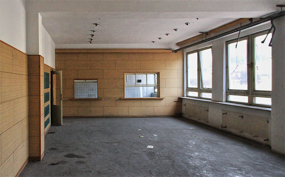 V jídelně se dneska nevaří, dokonce si někdo odnesl i radiátory zpod oken. V jídelně se dneska nevaří, dokonce si někdo odnesl i radiátory zpod oken.