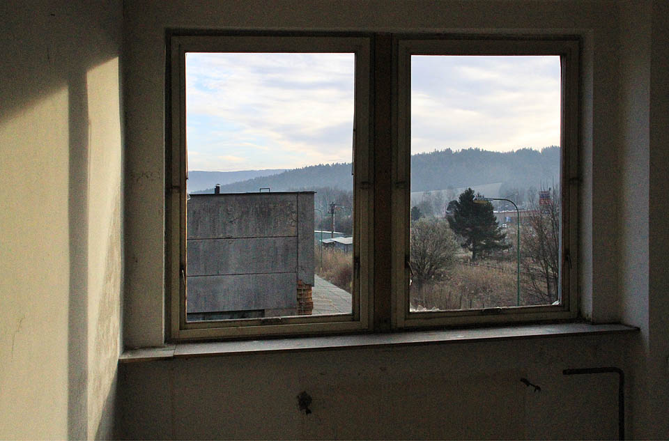 Zatímco za oknem se nad Náchodem probouzí nový den, nad stáčírnou minerálky Ida se smráká. Zatímco za oknem se nad Náchodem probouzí nový den, nad stáčírnou minerálky Ida se smráká.