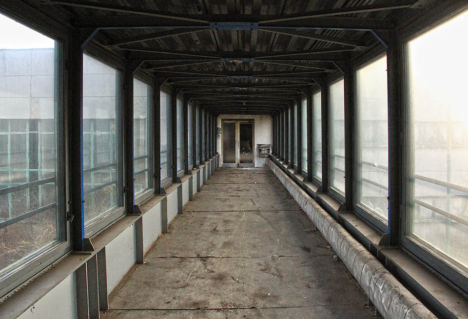 Spojovacím koridorem ve výšce prvního patra je administrativní budova propojená s výrobní halou, kde se minerálka upravovala a stáčela do lahví. Spojovacím koridorem ve výšce prvního patra je administrativní budova propojená s výrobní halou, kde se minerálka upravovala a stáčela do lahví.