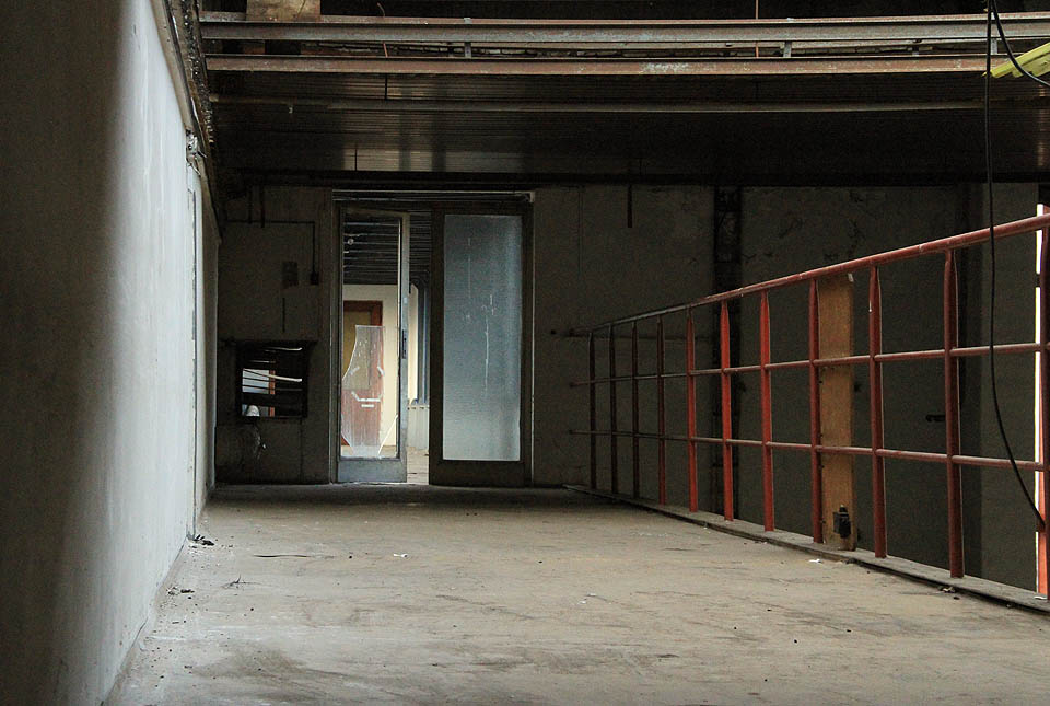 Zkušební provoz zde byl zahájen v roce 1981. Po deseti letech byla továrna zprivatizována a po dalším desetiletí vytunelována. Zkušební provoz zde byl zahájen v roce 1981. Po deseti letech byla továrna zprivatizována a po dalším desetiletí vytunelována.