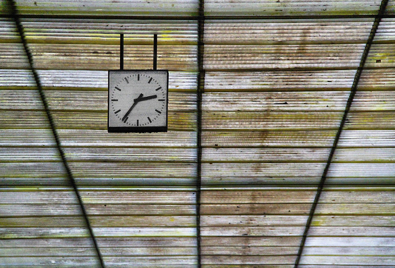 Přestože je skoro půl sedmé, hodiny ukazují o 127 minut víc. Čas se tu definitivně zastavil v 8:36.