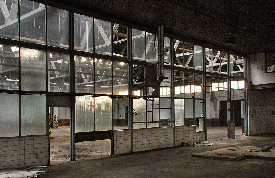 Rozbřesk pozorujeme skrz skleněné stěny tovární haly. Rozbřesk pozorujeme skrz skleněné stěny tovární haly.