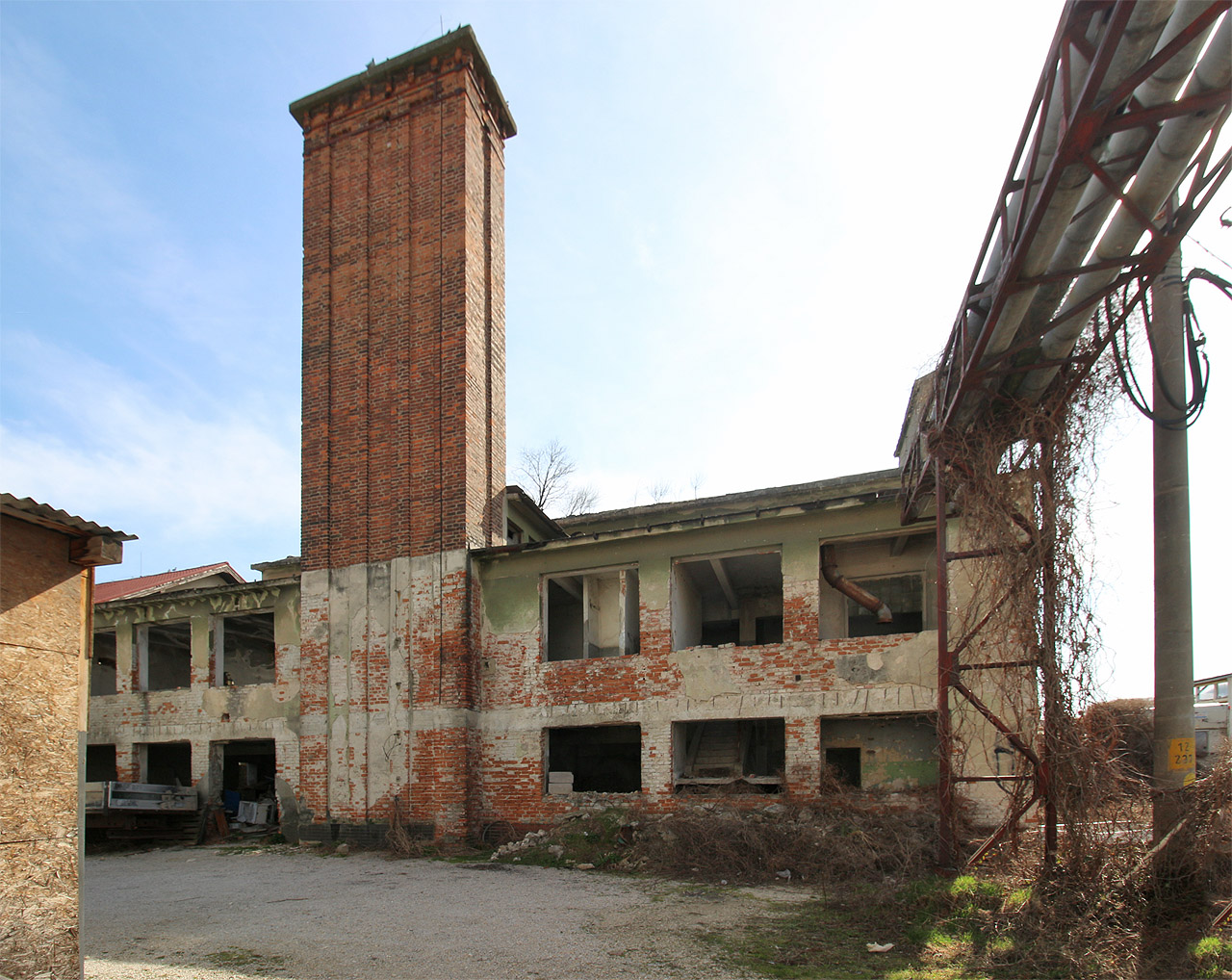 Pohled z úrovně země; dominantou kotelny je jednoznačně z cihel vyzděný lehce ornamentální komín se třemi samostatnými kouřovody o výšce cca 20 m.