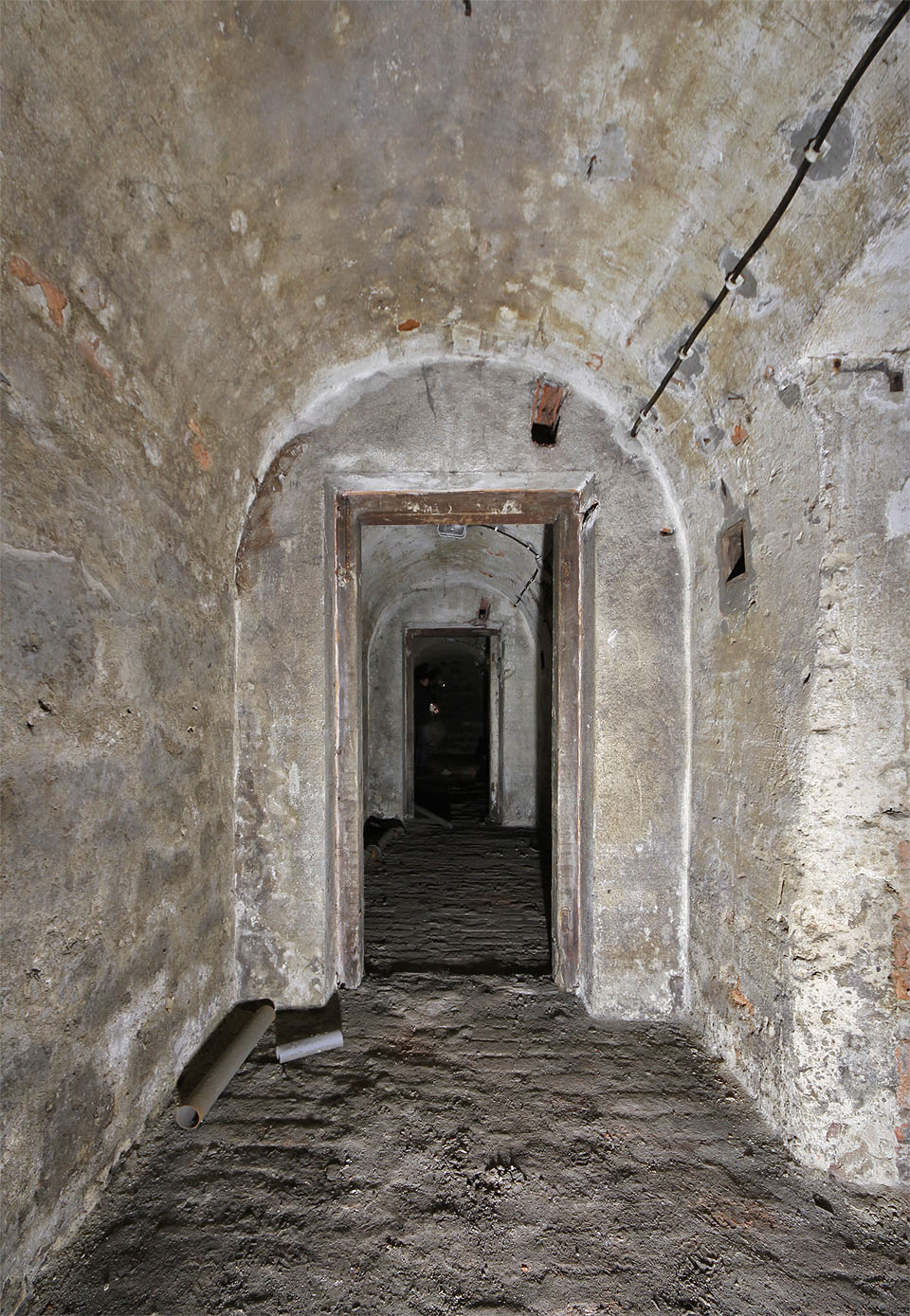 Prostory válečného krytu pod starou výpravní budovou v Přerově.