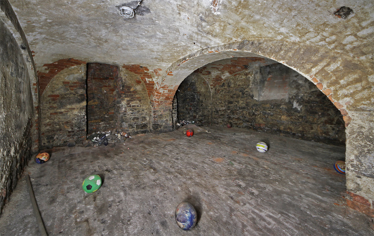 Smutným mementem je sbírka kopacích míčů ve sklepě domu. Z plácku na Husově ulici je sem čas od času zakoply sklepním okénkem hrající si děti; vytáhnout míče ven už ale nedokázaly.