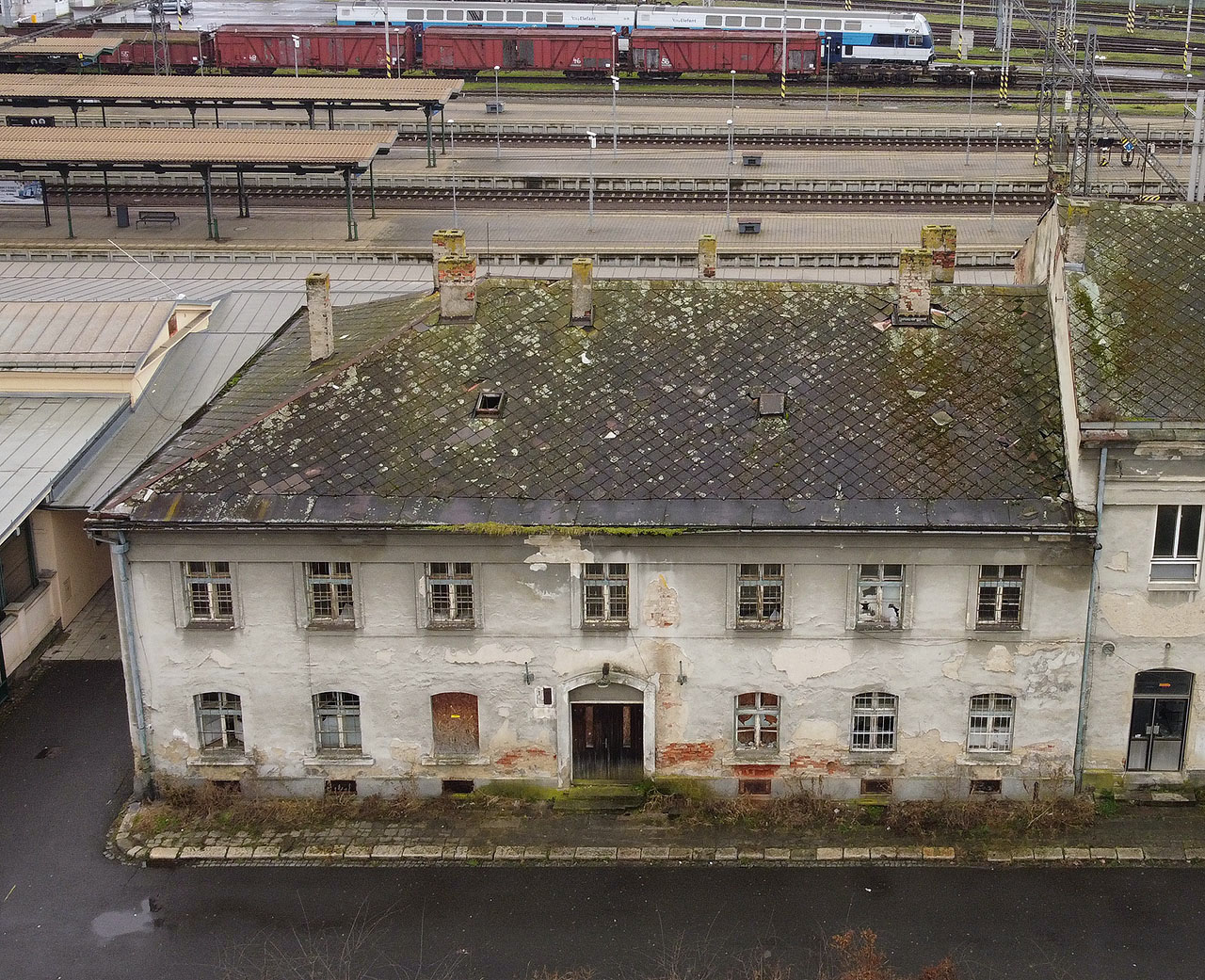 Z ptačí perspektivy je dobře patrná změna střechy na severozápadní straně budovy z valbové na sedlovou.