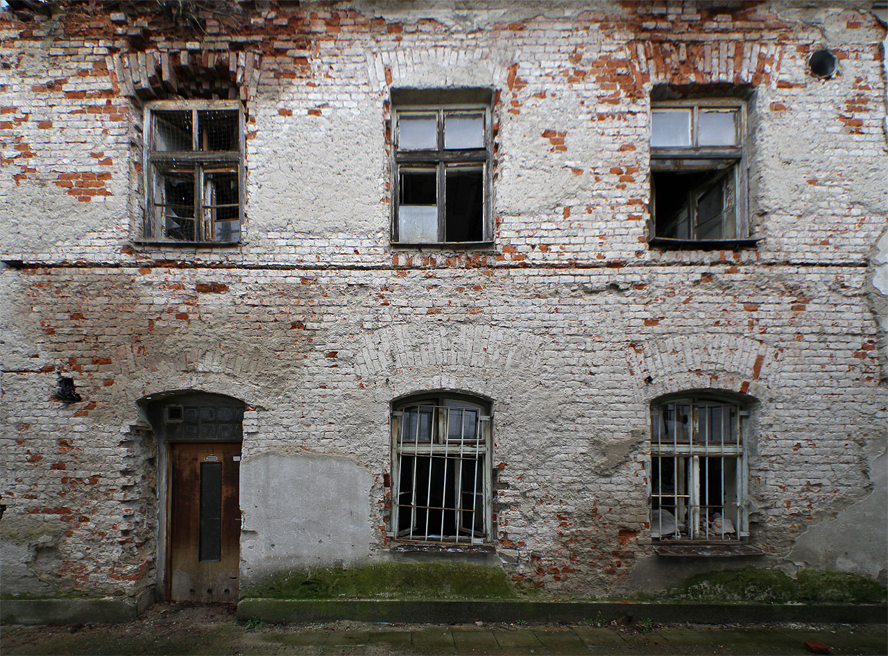 Detailní pohled na stavbu dýchá dojmem empírových železničních staveb z dob úplně nejstarších železničních tratí v Česku. Fasáda je v tak špatném stavu, že mříže z oken vypadávají na nástupiště.