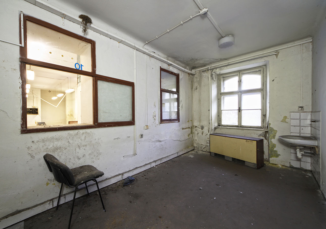 Budova sloužila vposledku poště a proto byla propojena na několika místech s modernější sousední poštovní budovou. Třeba přepážkou č. 10.