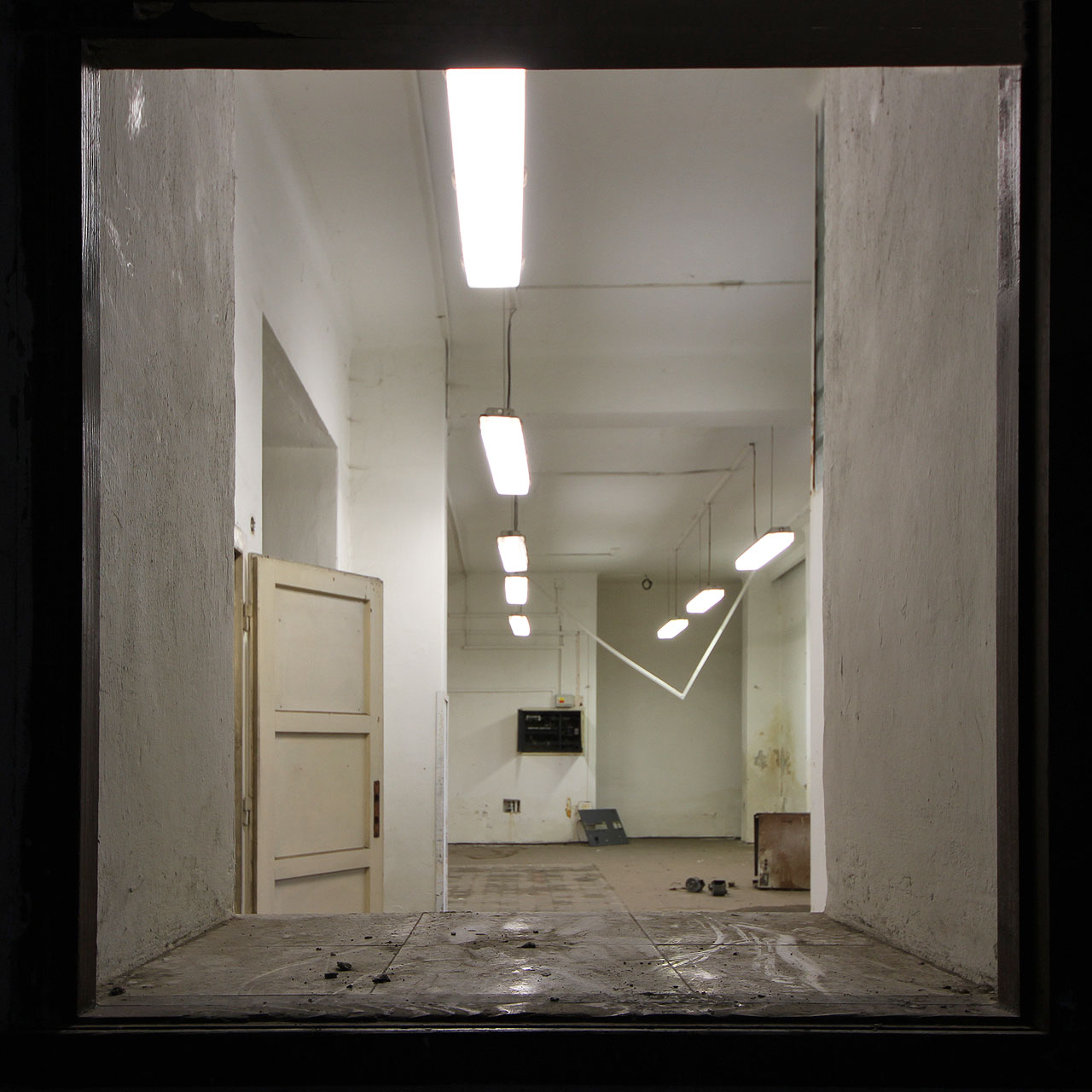 Ačkoliv je sousední poštovní budova rovněž prázdná a nevyužívaná, světla tam stále svítí.