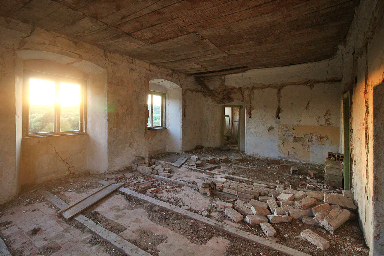 Obytná část statku v prvním poschodí. Klidná krajina a výhled takřka Toskánský by ocenili potenciální obyvatelé statku určitě i dnes.