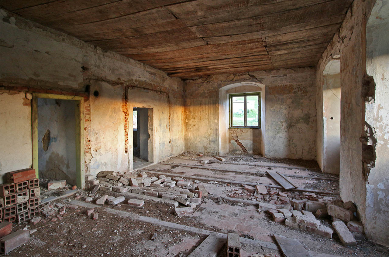 Poctivé fošny, pevné klenby a kamenné zdi zřejmě přijhdou vniveč, protože naneštěstí není v silách současných majitelů statek zachránit. Hruškovicé, které zpustly v 15. i 17. století zřejmě čeká potřetí stejný osud.