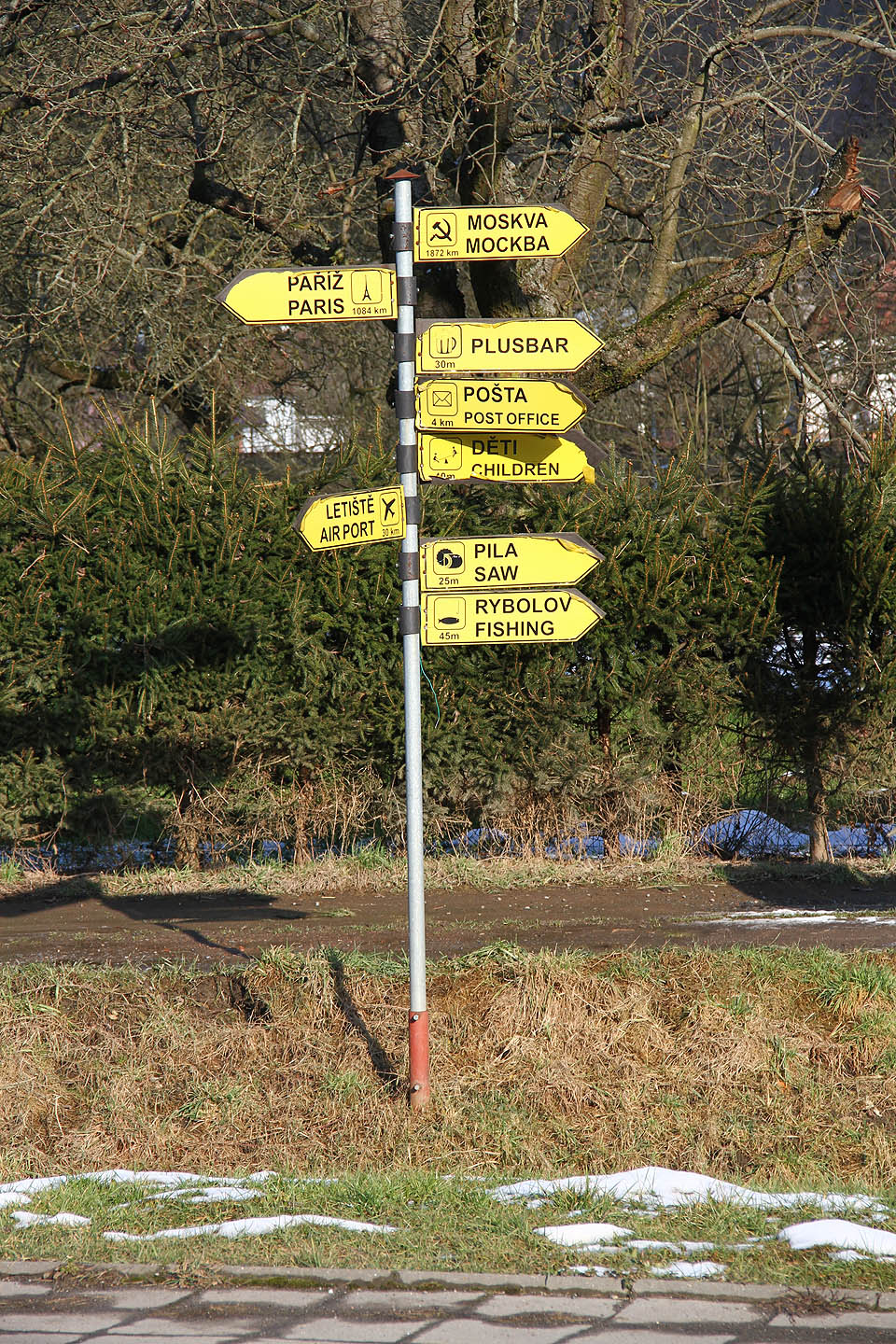 Netradiční rozcestník ve Štěpánovicích.