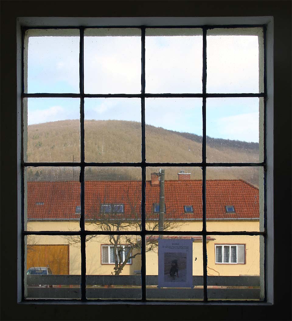 Výhled z okna čekárny železniční zastávky Štěpánovice.