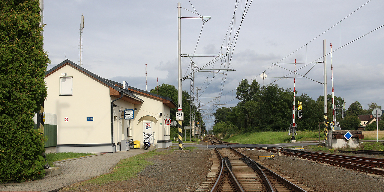 Staniční budova je ve Štítině netypicky umístěna u východního zhlaví stanice, nedaleko přejezdu přes Hlavní ulici.