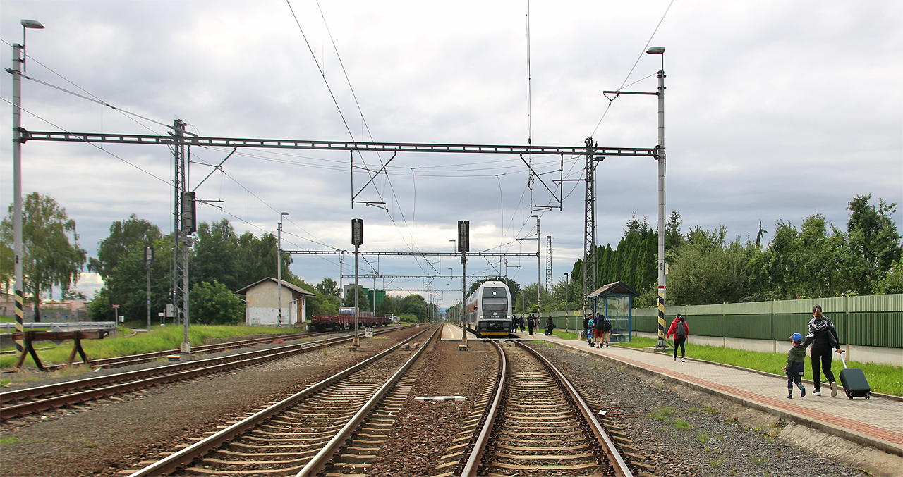 Pohled na kolejiště stanice Štítina od východu k západu (tak, jak ji může vidět z dopravní kanceláře výpravčí).