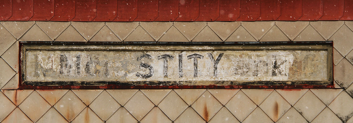 Z cedule lze i po 117 letech vyčíst, že se stanice jmenovala nejprve Mährisch Schildberg, posléze Moravský Šilperk a nakonec prostě Štíty.