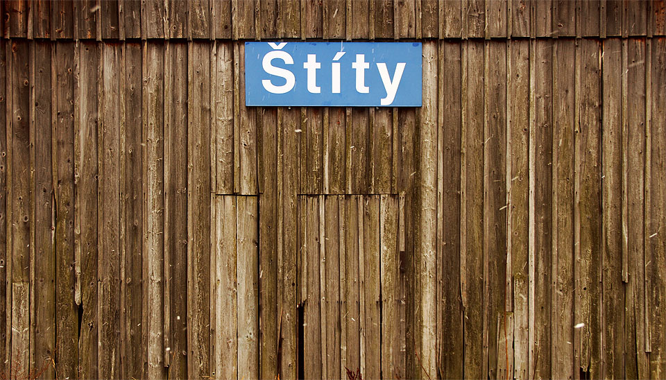 V roce 2016 zdobilo severní zhlaví stanice krásné dřevěné skladiště. Pravděpodobně tu stojí od počátku železničního provozu a zažilo tak už nejméně 5 generací drážních zaměstnanců, čekajících cestujících, dětí hrajících si na rampě či milenců skrývajících se v jeho stínu.