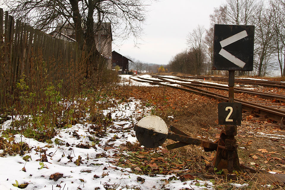 Výhybkou č. 2 odbočuje z 1. staniční koleje 237 m dlouhá kusá manipulační kolej č. 3 vedoucí k rampě a skladišti.
