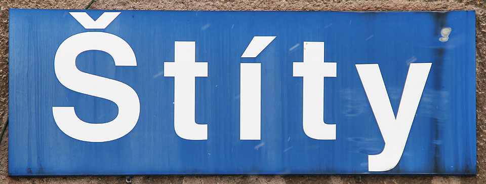 Vývěsní štít železniční stanice Štíty.