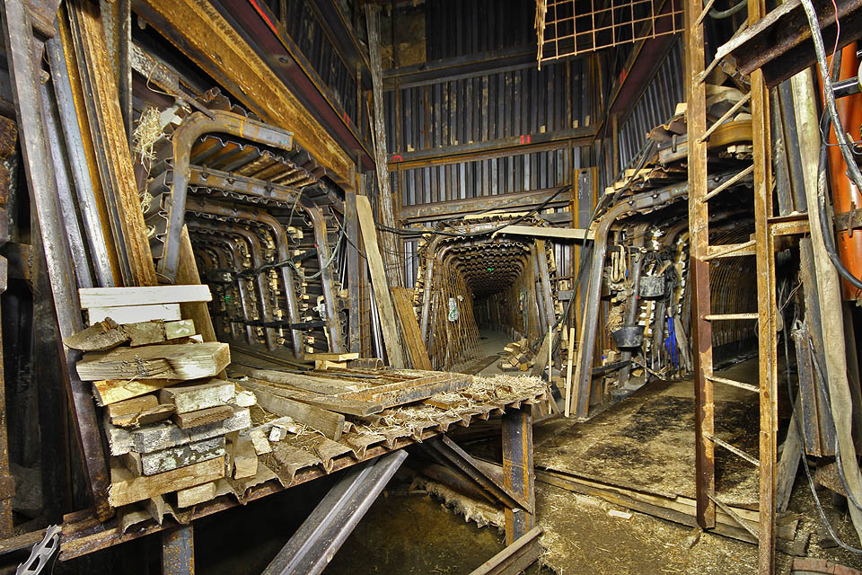 Pod centrem Brna vede složitý systém kanalizačních stok, který prochází víceméně trvale rekonstrukcemi a úpravami, díky kterým se zvyšuje počet ražených průchozích chodeb.