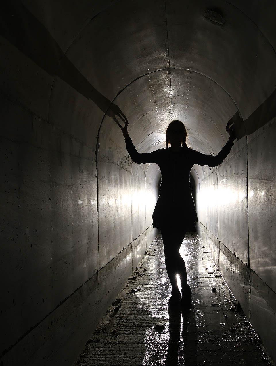 Odvážná školačka nás nicméně zve ještě hlouběji do nitra podzemních chodeb.