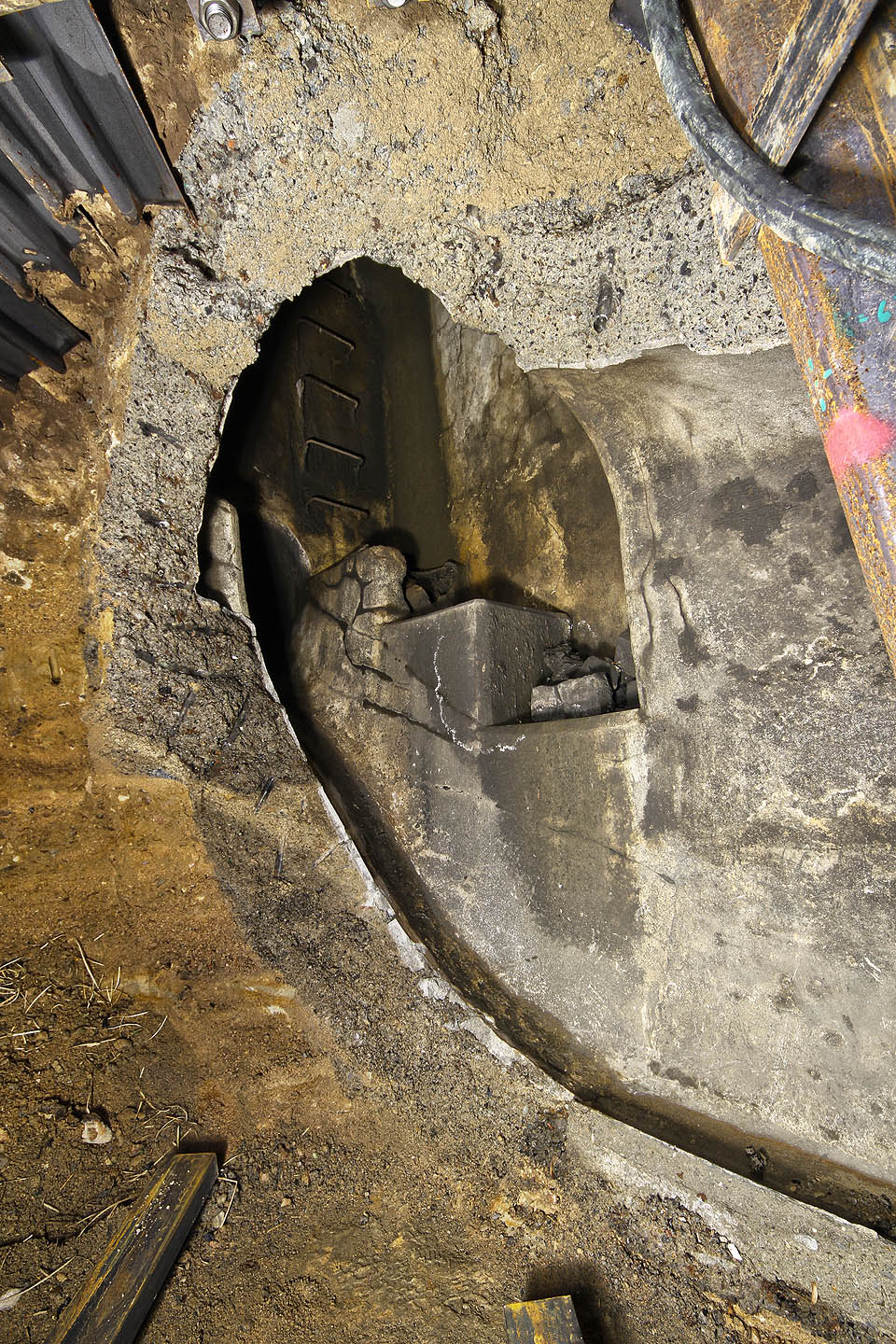 Tak vypadá stoková síť Brna z přelomu 19. a 20. století. Betonové stoky vejčitého profilu, namnoze z nearmovaného betonu. Také tudy by se dalo pokračovat po čtyřech, ale na to není dost odvážná ani školačka.