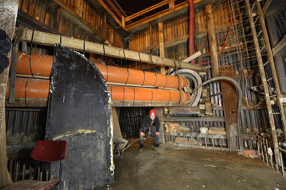 Stavební jáma na křižovatce ulic Koliště a Milady Horákové na kraji Moravského náměstí se nachází na místě rozdělovací komory RKC01. Odpadní voda přitékající z výše položených částí města se tu může vydat buď do povodí kmenové stoky B na levém břehu <a href="/Tema/Svratka (řeka)">Svratky</a> nebo do kmenové stoky C na pravém břehu <a href="/Tema/Svitava">Svitavy</a>.