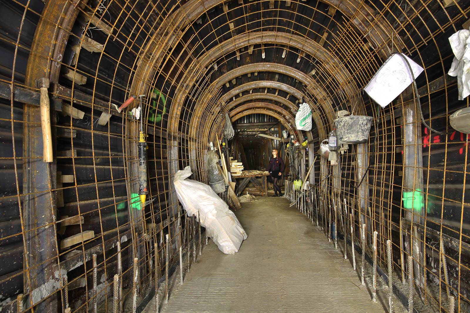 Po vyražení a zapažení tunelu budují stavaři uvnitř železobetonovou rouru. Nejprve je pod ostění z trapézového plechu umístěna armatura. Kdo si ji tam vzadu ale prohlíží?