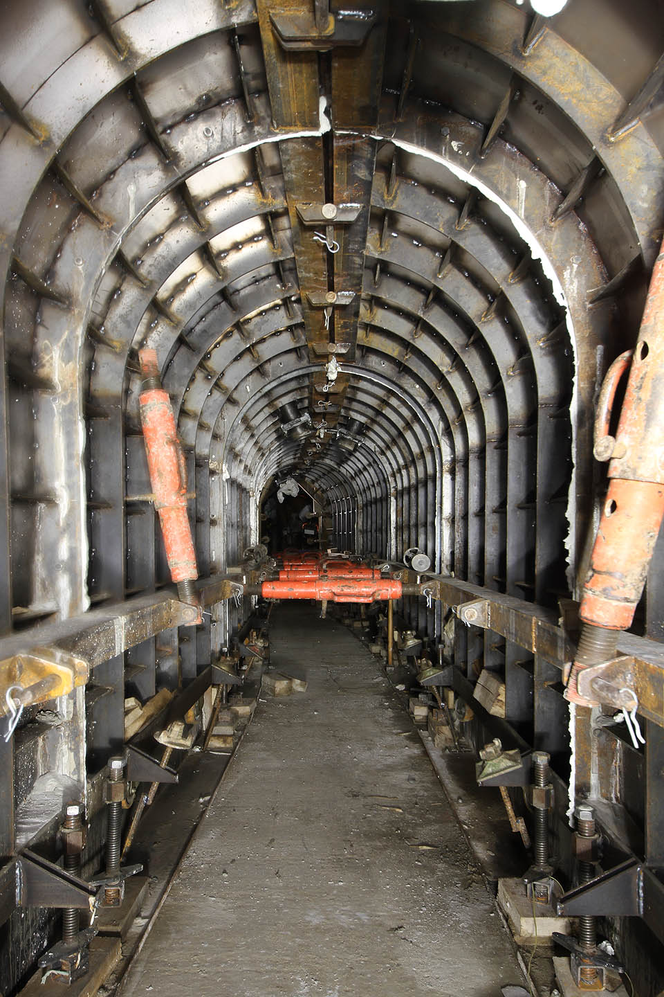 Pohled na jiný typ bednění, používaný při stavbě stoky C02. Nad námi právě tuhne čerstvě napumpovaný beton.