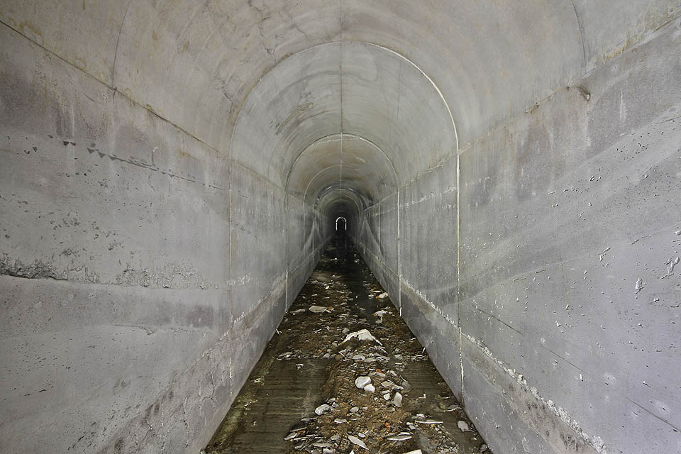 Po odbednění vypadá téměř hotová stoka takto. Na hladkých betonových stěnách je dobře vidět, jak beton pod tlakem natékal do bednění.