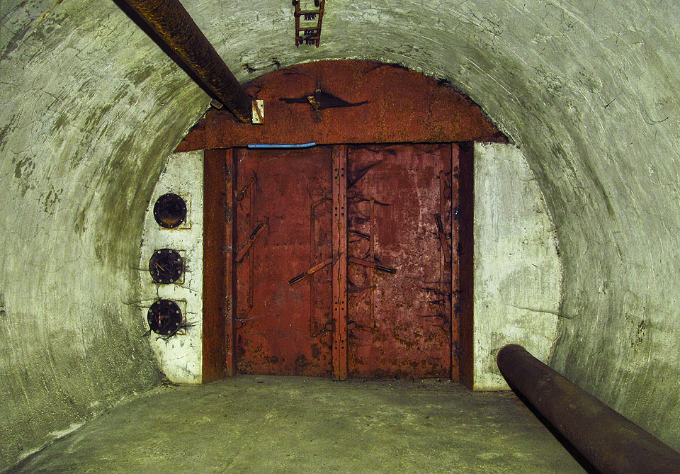 Hlavní (jižní) vstup do štoly 88 zevnitř.