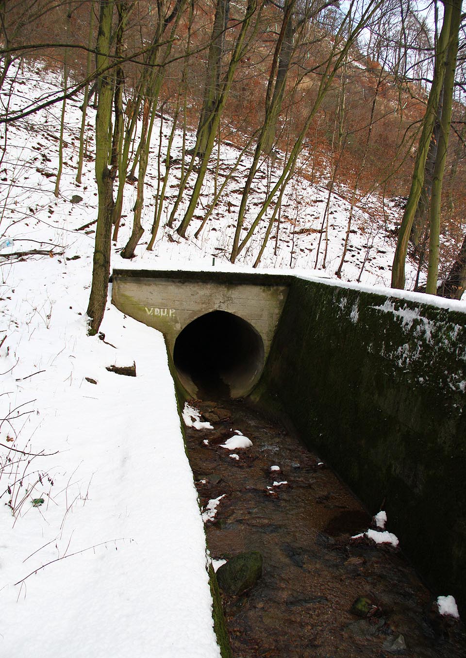Asymetrické koryto před vtokem. VDUP znamená Výstavba dolů uranového průmyslu - tento Zbraslavský podnik štolu vyrazil.