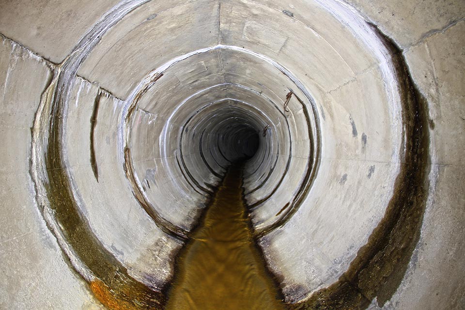 Pohled proti proudu na jediný záhyb na délce tunelu.