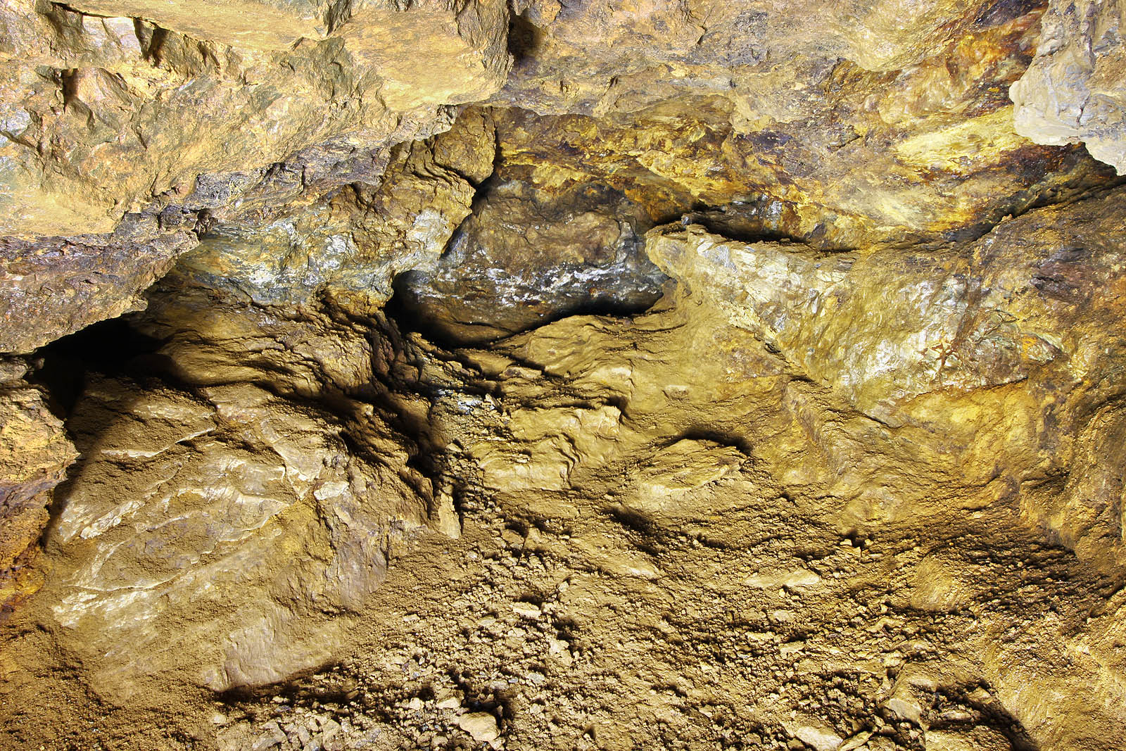 Některé chodby končí slepě, jiné se krkolomnými oblouky vrací do již prošlých pasáží. Čím klesáme hlouběji, tím je bahno mazlavější.