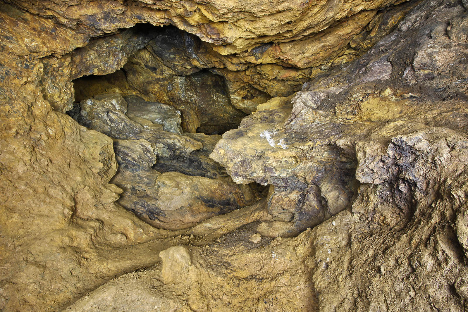Ve vytěžených »svážnicích« je dobře patrné, jak horníci odebrali jen na železo bohatou rudu a ostatní skála zůstala nedotčená, nezávisle na jejím tvaru.