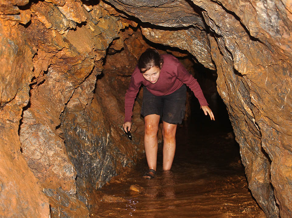 Nejnižší, čtvrté patro je jediné přesně vodorovné. Zde nebylo zapotřebí zvláštních přístrojů pro měření, počvu štoly totiž pokrývá voda.