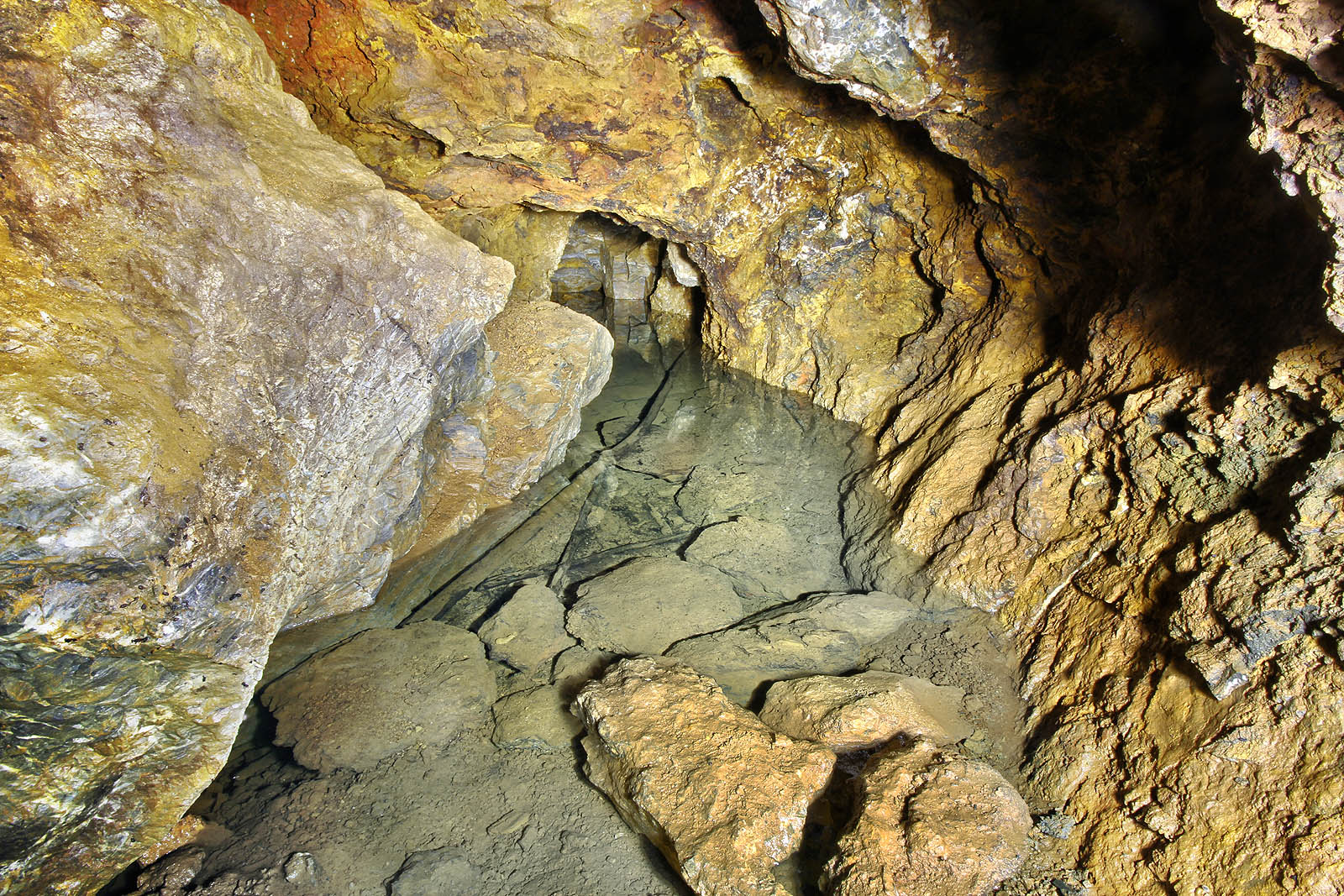 Na úrovni hladiny se těžba železných rud zřejmě zastavila. Dál už nevede nic. Dopřejme proto nejnižšímu patru skalních chodeb ještě mnoho set let nezkaleného klidu.