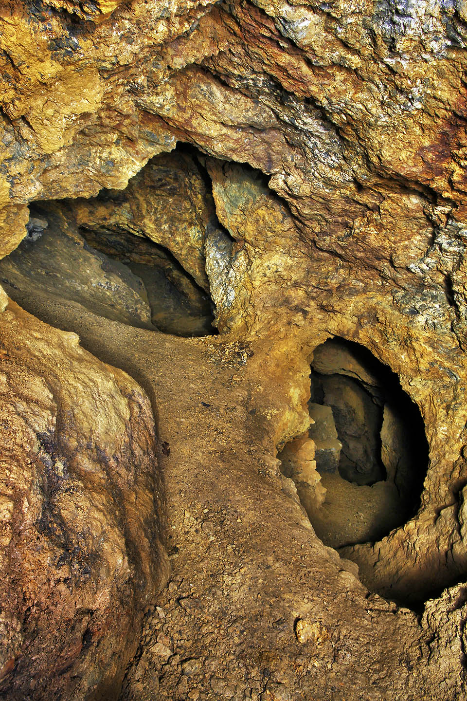 Štola nad Hálovým mlýnem je výškově i směrově spletitá. Nachází se zde přibližně 4 patra, chodby ale sledovaly rudné žíly v libovolných směrech, proto je občas obtížné určit, ve kterém patře se člověk zrovna nachází.