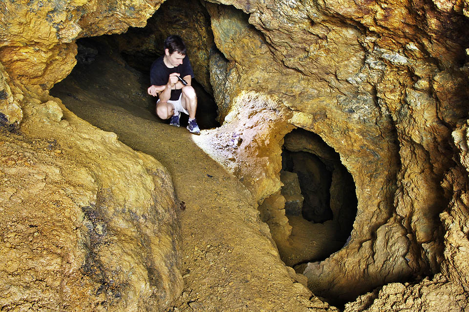 Některými místy je třeba procházet opatrně, aby se člověk nezřítil do propasti. Na plošinách mezi téměř svislými šachtami lze občas nalézt kosti…