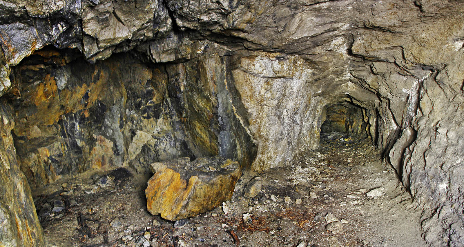 Poměrně prostorná štola (profil cca 2 m × 2 m) vede přímo s jedinou rozrážkou po levé straně, hlubokou jen přibližně metr. Na fotce jsou dobře patrné změny hornin, jejichž předěl štola sleduje.