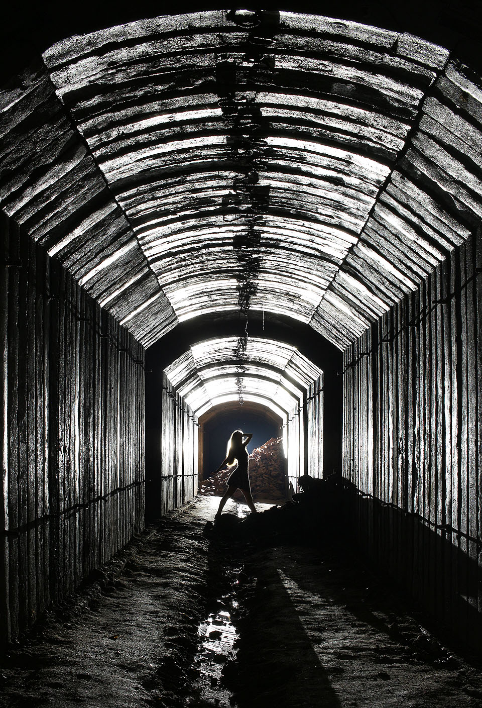 Štola má neobvyklý profil daný tvarem betonových dílců. Ty jsou součástí určitého jednoduchého stavebnicového systému, který byl pravděpodobně plánován/využit i na dalších podobných stavbách v . letech.